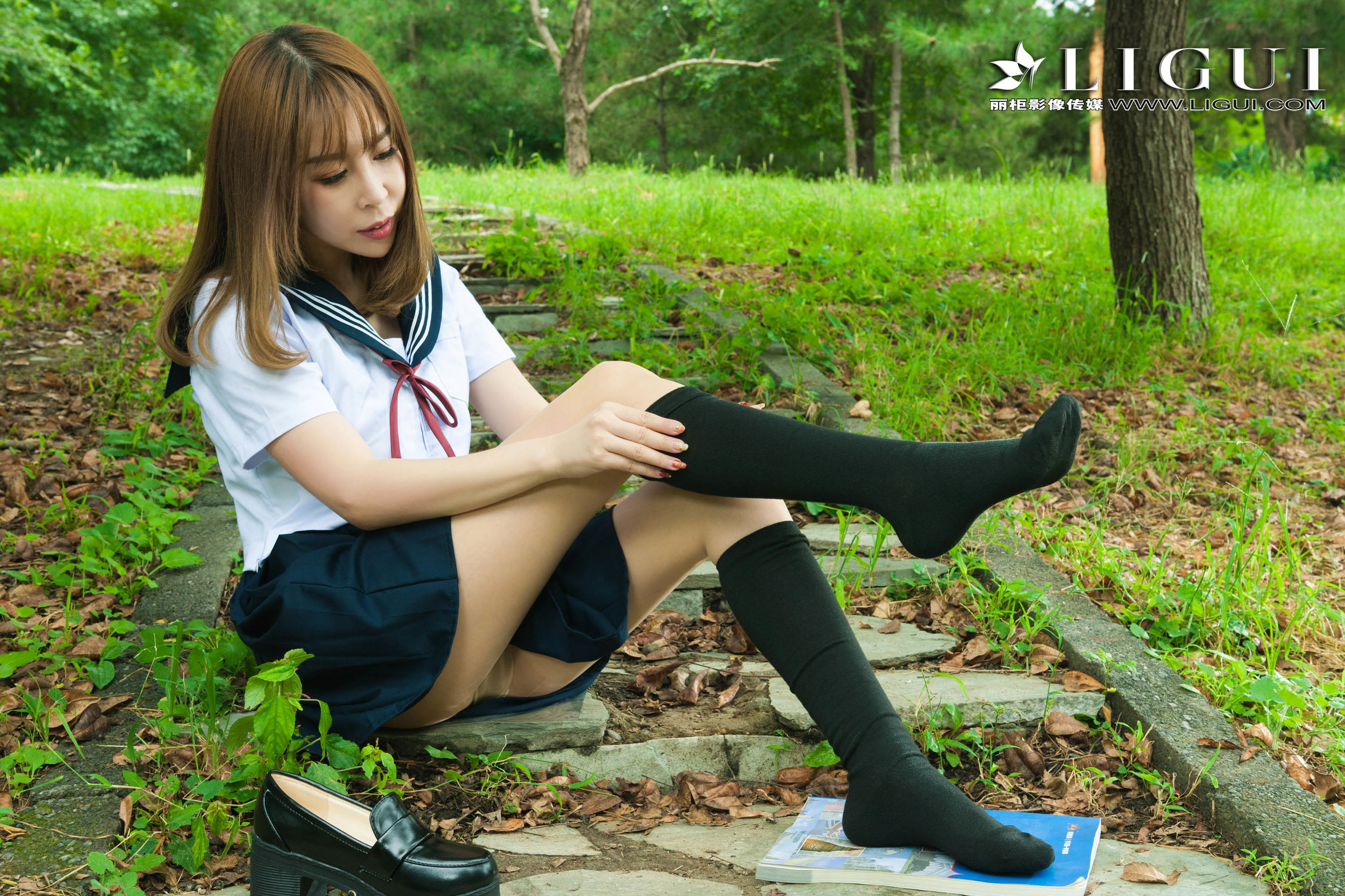 Foot Model Vicky “School Flower Jade Foot” [丽柜Ligui] Photo Album