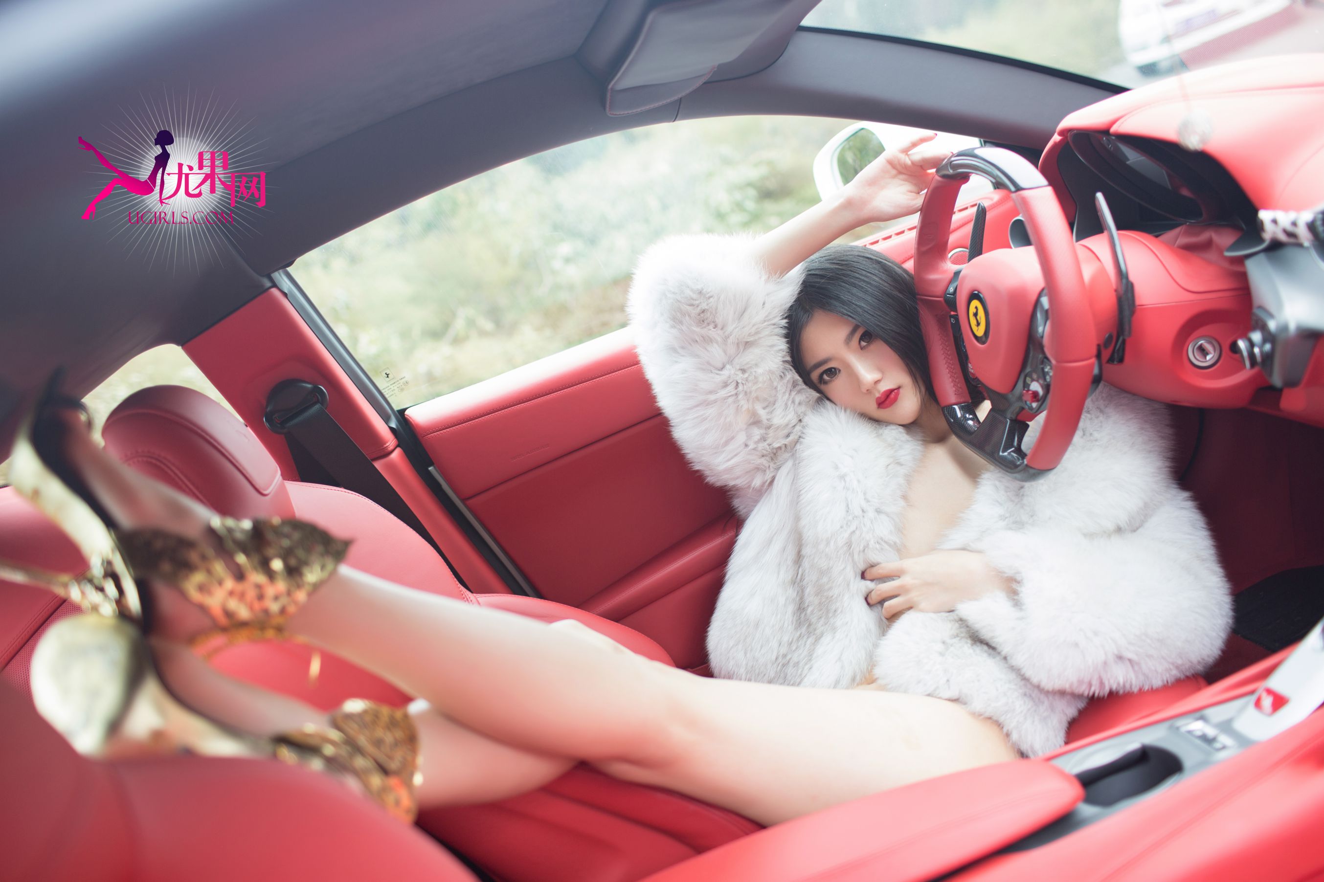 [Yugo.com Ugirls] E051 Jin Zixi “Beauty with Fragrant Shoulders, Crispy Breasts, Long Legs, and Sexy Contest with Luxury Cars” II Photo Album
