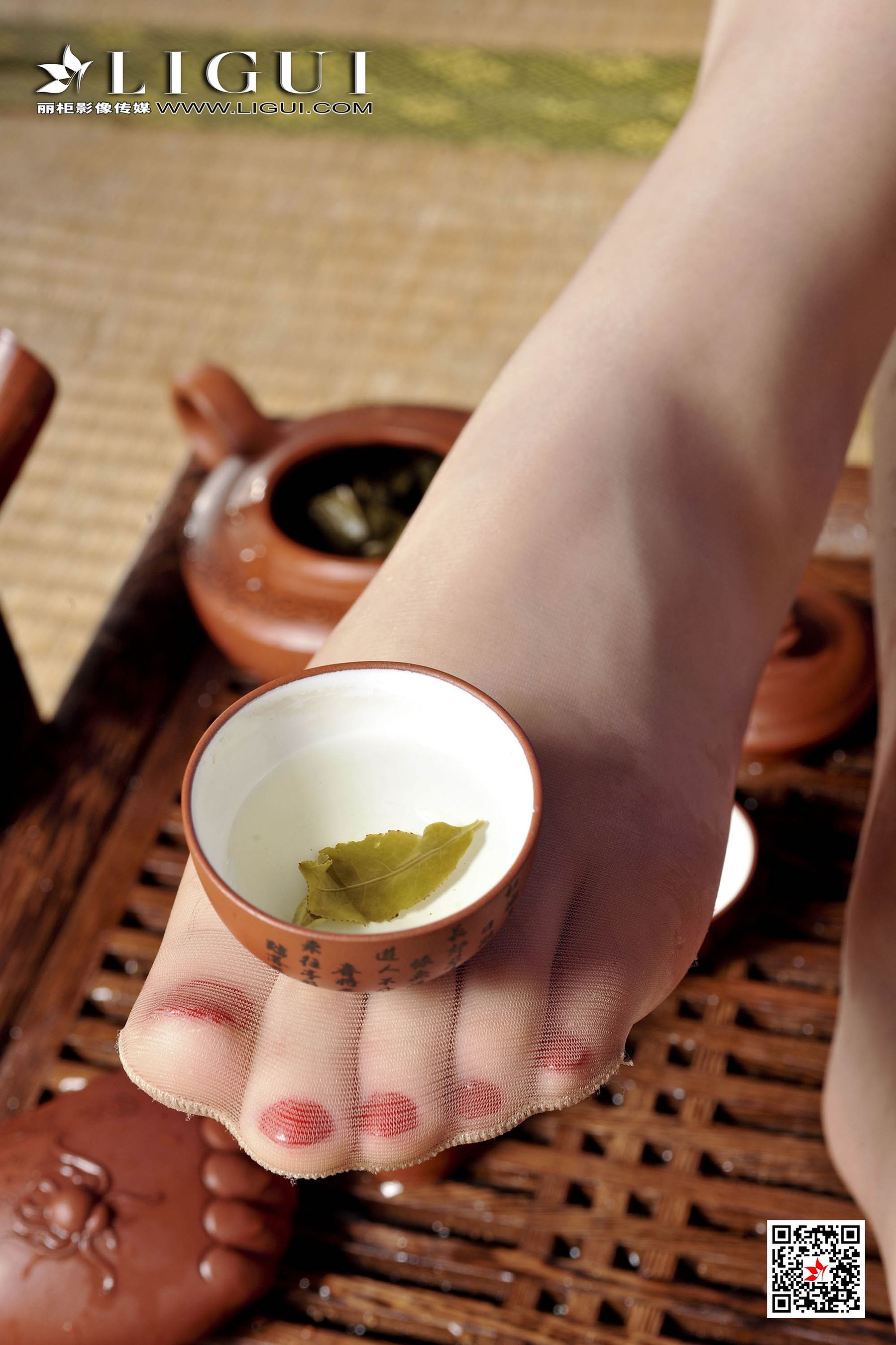[丽柜Ligui] Network Beauty Model Yoona – Tea Art Silk Foot Girl