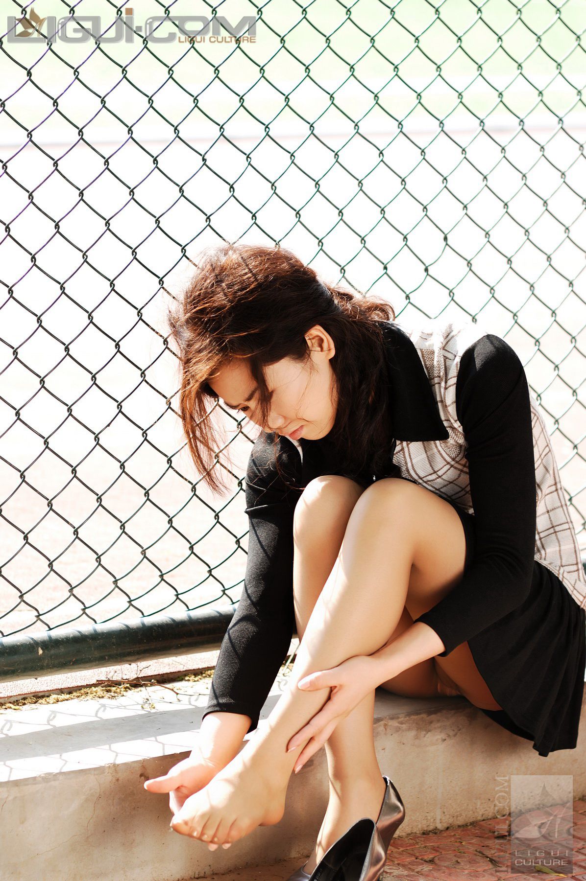 Model Yumi “Street Shooting Autumn “Silk” Language” [丽柜LiGui] Silk Foot Photo Pictures