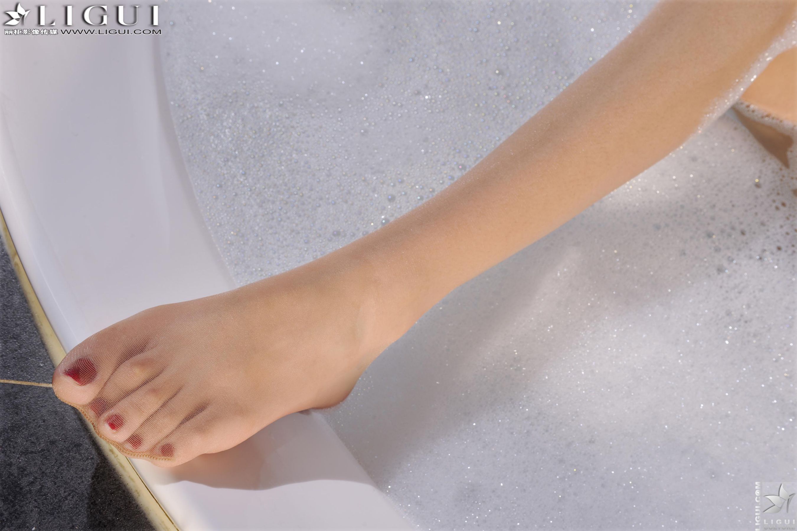 [丽柜LiGui] Model Wen Xin “Bath Towel Wraps Her Breasts and Wet Body” Photo Pictures of Beautiful Legs and Jade Feet