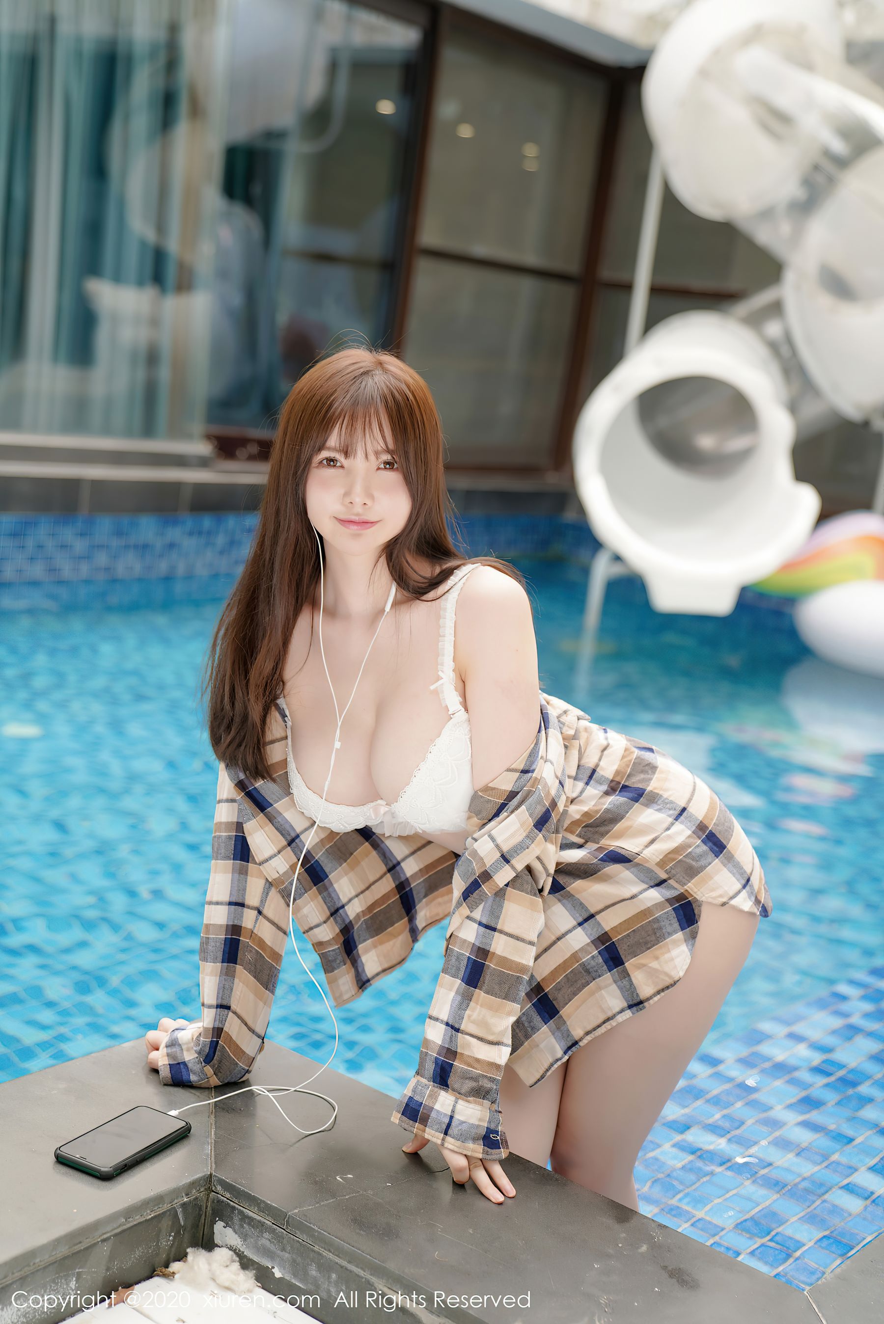 [人 xiuren] no.2708 美 mini – Plaid shirt in the pool in the pool