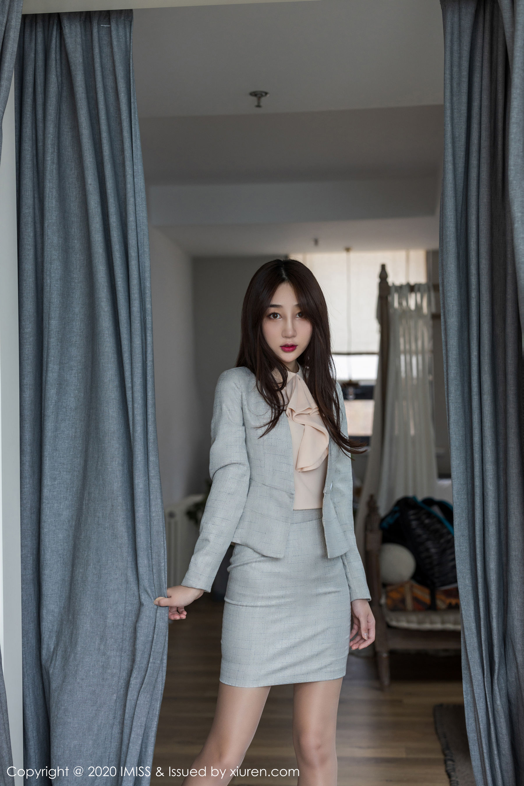 September Sheng_”White Shirt Short Skirt Secretary Professional Wear Stockings Beautiful Foot Series” [爱蜜社IMiss] Vol.435 Photo Album