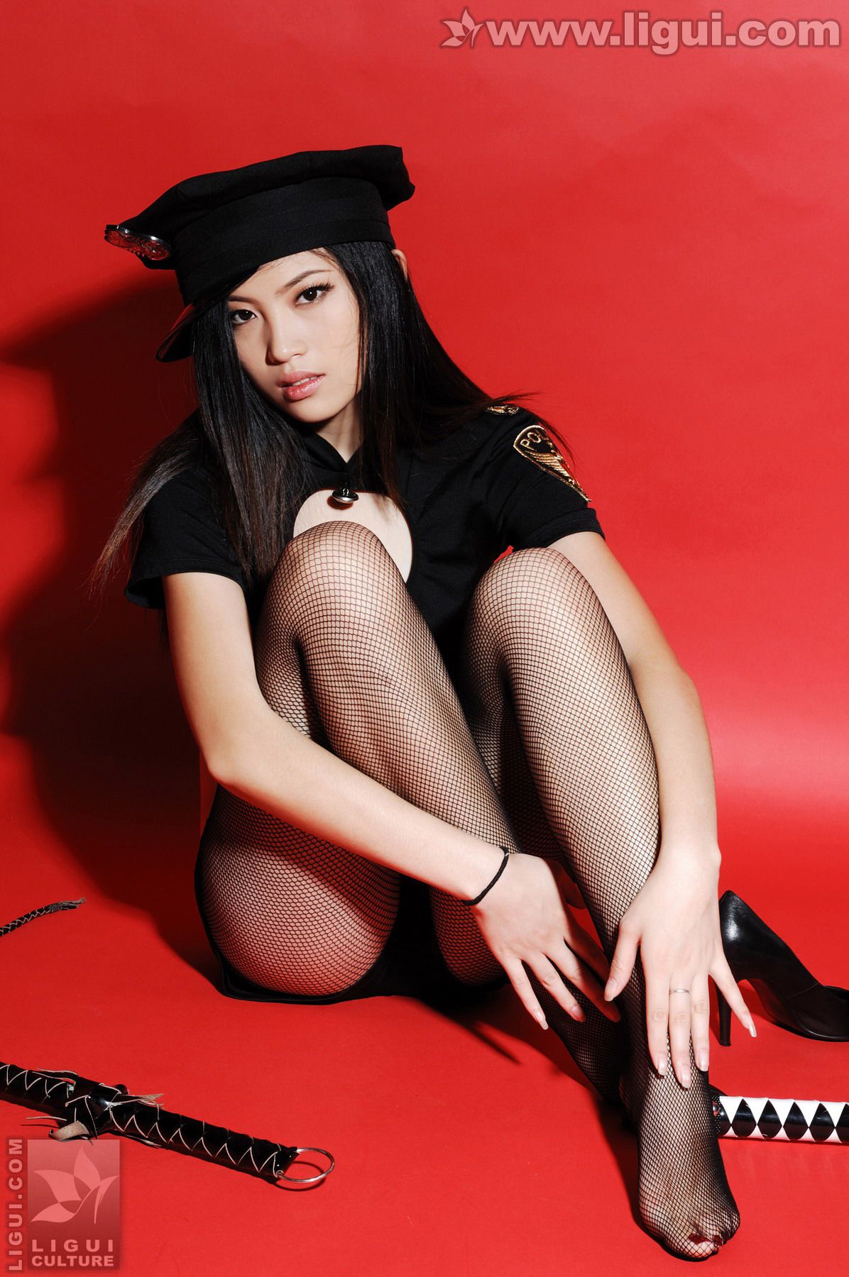 Model Zuo Zuo “Sexy Girl Style with Red Background” [丽柜美拍LiGui] Photo pictures of beautiful legs and jade feet
