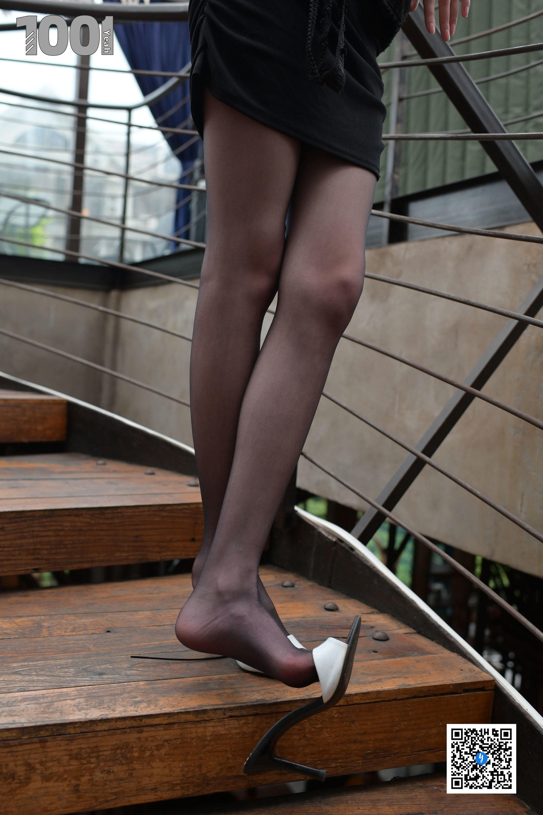 [IeSS inexpensive] No.184 Strawberry “Stairs Corner 1” stockings beautiful leg photo