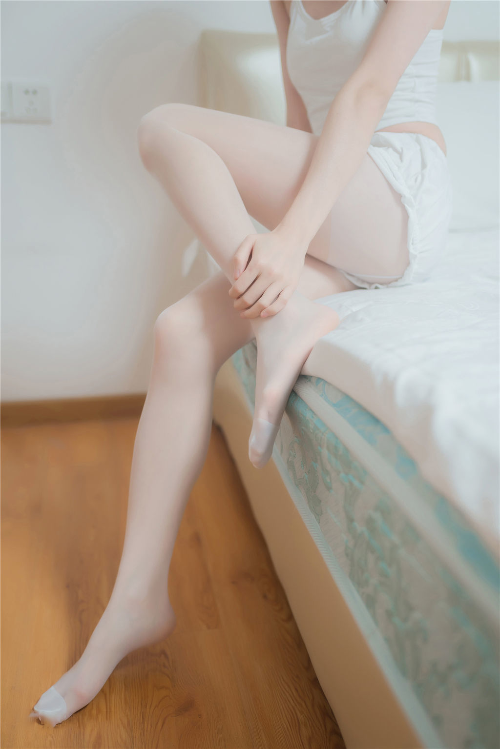 [网 红 COSER] KITARO_ 太 郎 – White silk set photo set