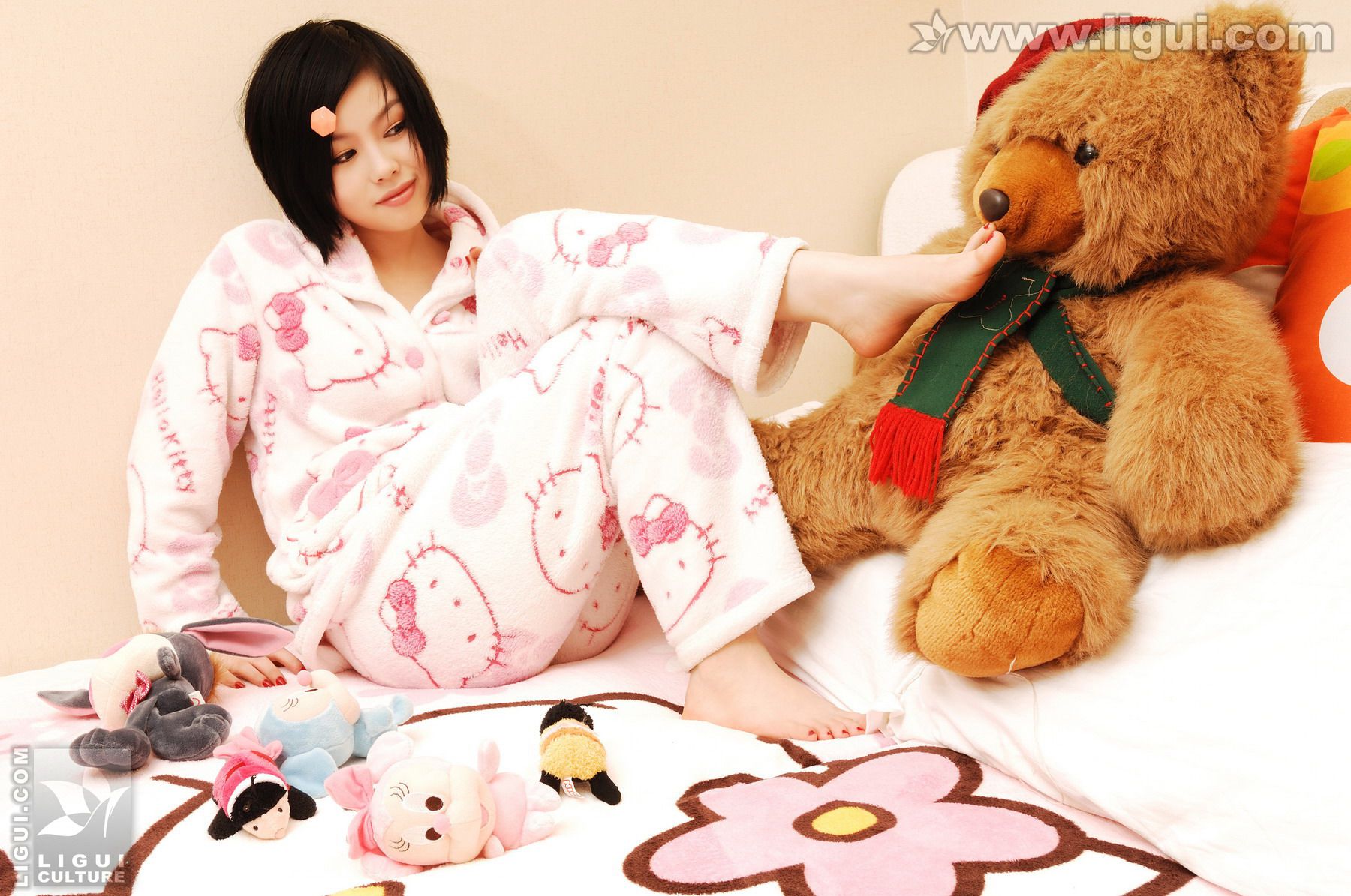 Model Muzi “Foot Show in Cute Pajamas” [丽柜LiGui] Photo pictures of beautiful feet in stockings