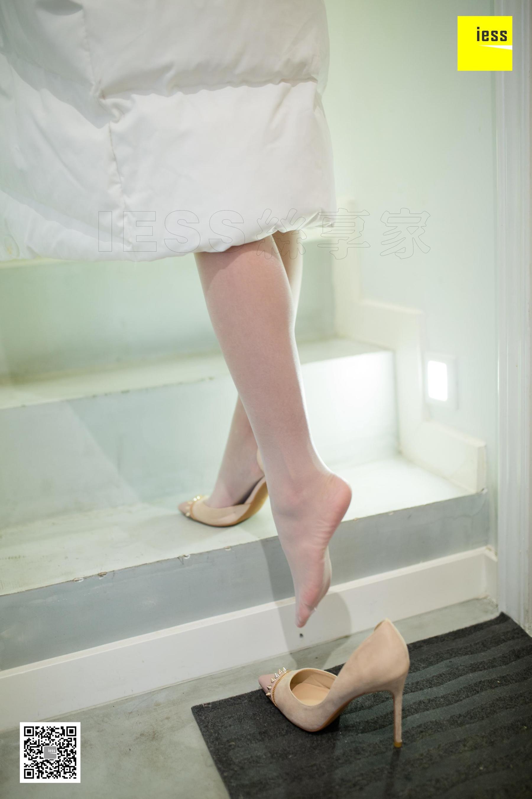 Model 婉萍 “萍 白色 白色服” silk foot legs [异 思 趣 向 i] photo set