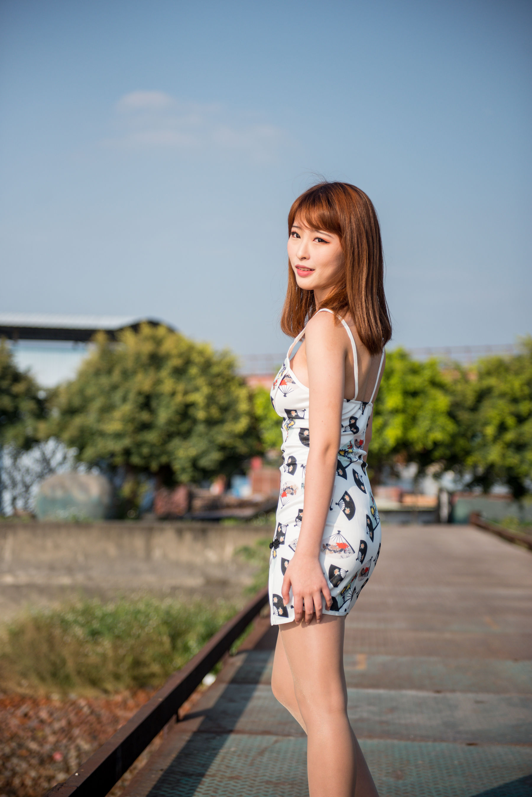 Shimizu Yuno “Royal Wind Street Shooting Tight Skirt Shredded Pork” Photo Album