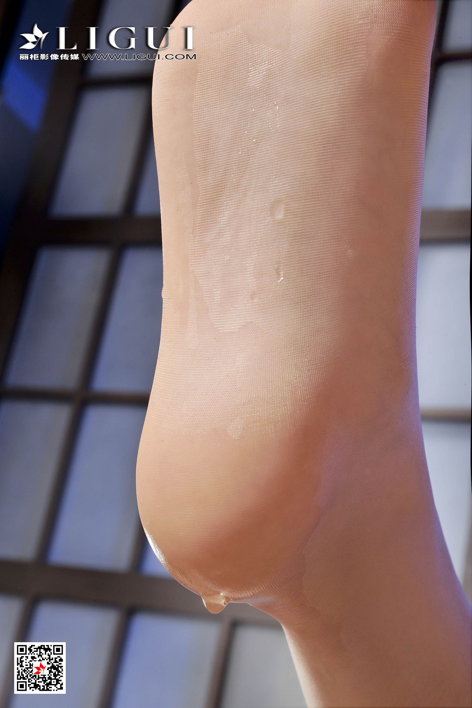 [丽柜Ligui] Network Beauty Model Yoona – Tea Art Silk Foot Girl