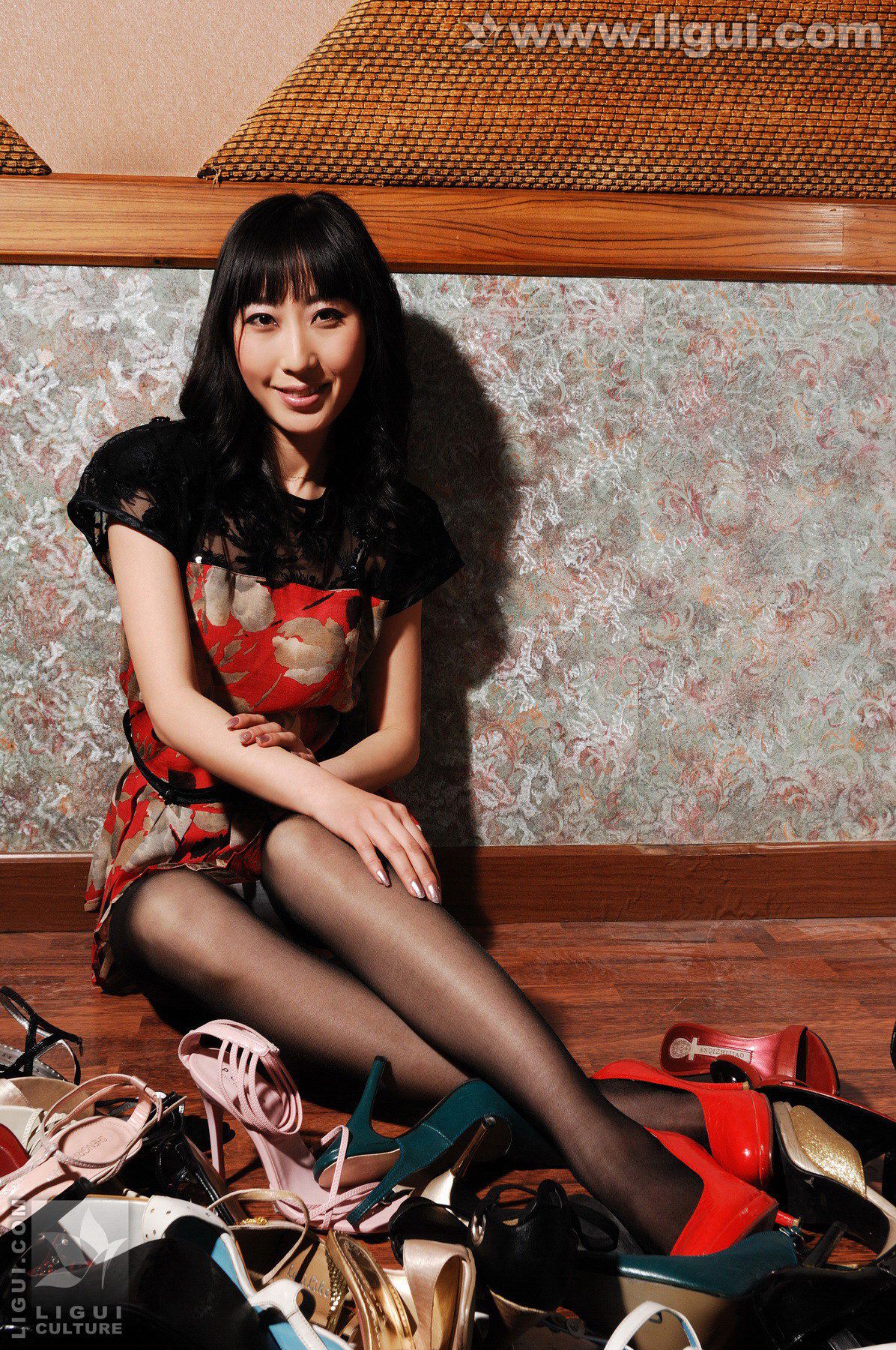 Model Xiao Yufei “The Temptation of Stockings in a Sweet Smile” [丽柜LiGui] Beautiful legs and jade feet photo pictures