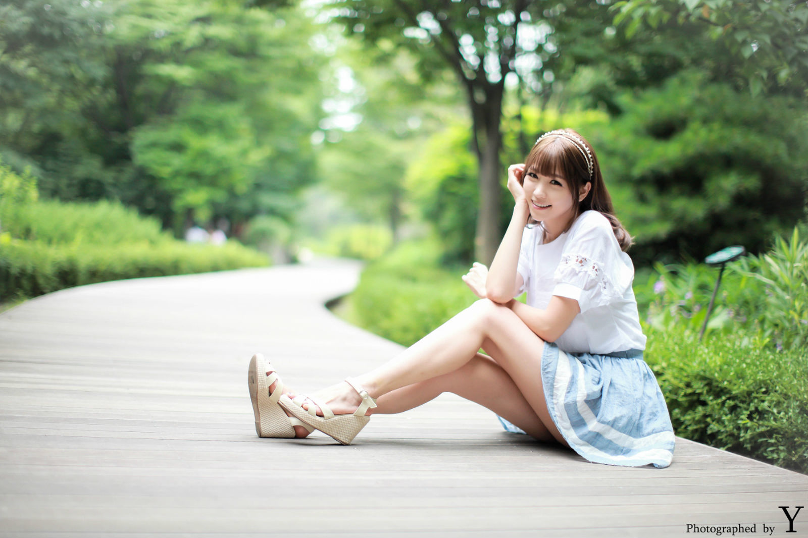 Li Enhui “Park short skirt outside shoot” [Korean beauty] photo set