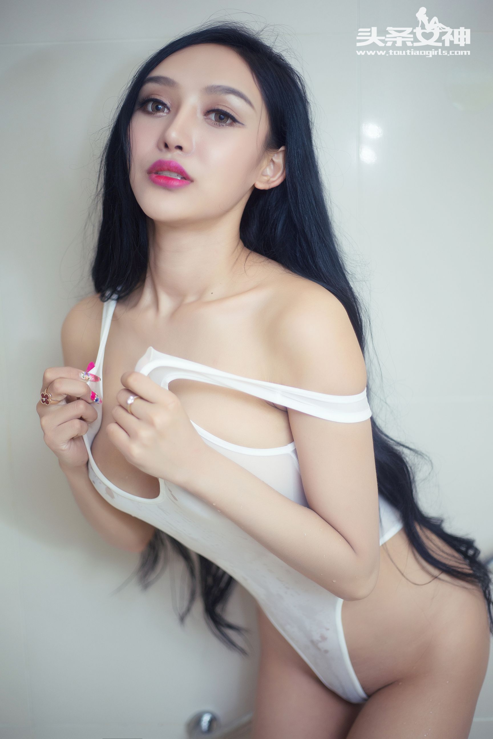 Luo Keke’s “Extremely Wet White Bikini” [Headline Goddess] Photo Album