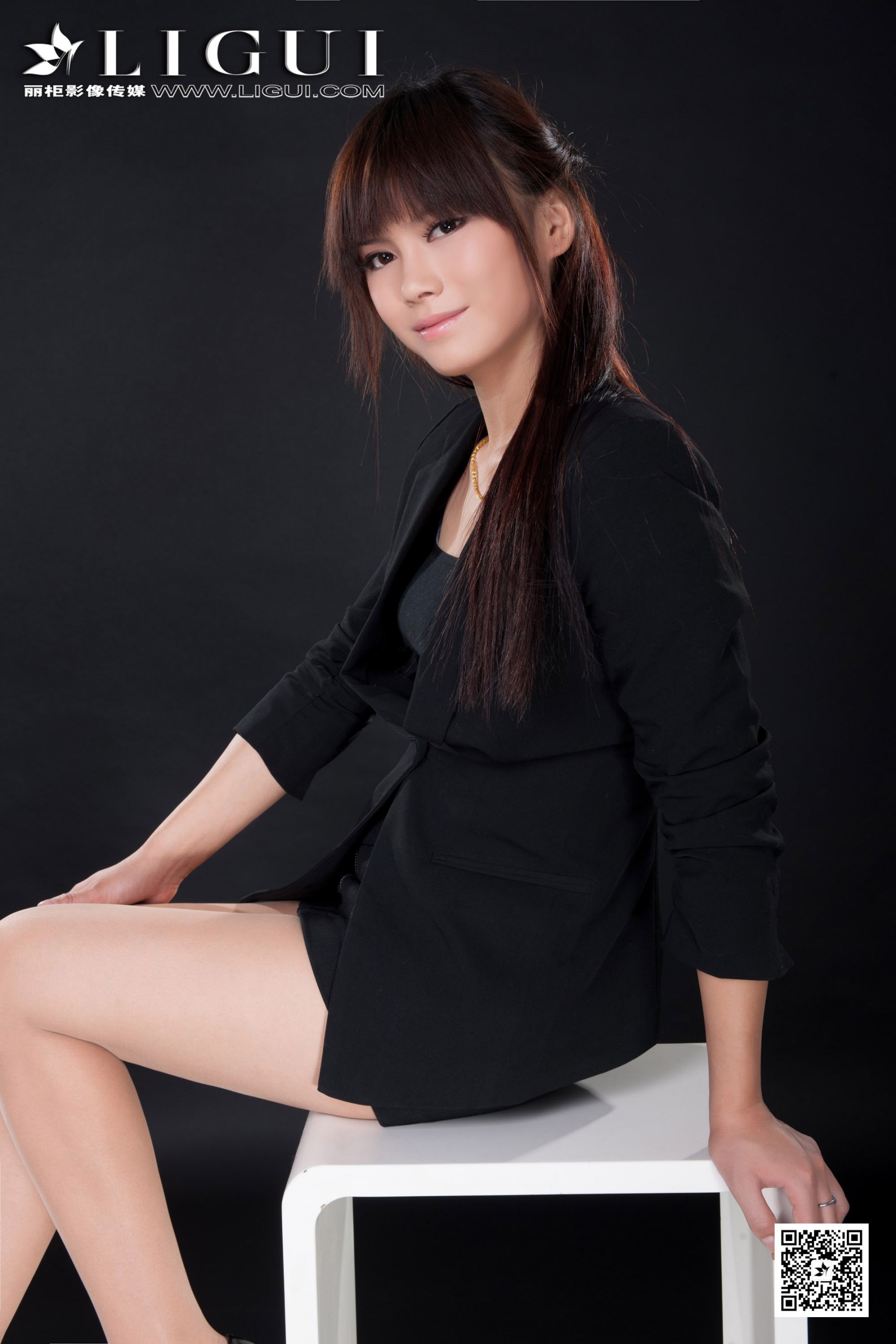 [丽柜贵足LiGui] Model Qingqing “Beauty in Professional Dress with Silk Feet and High Heels” beautiful legs and jade feet photo pictures