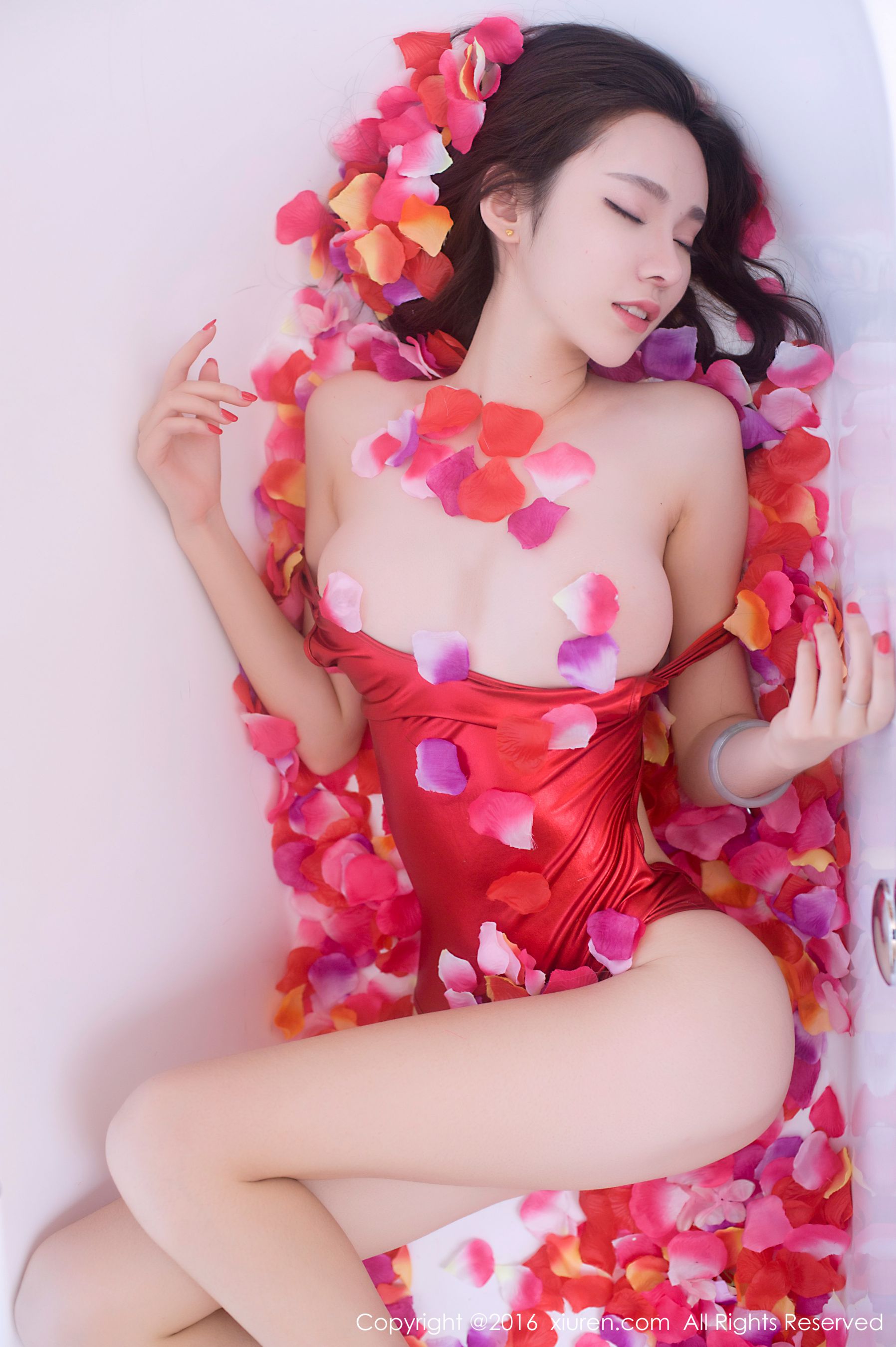 Meng Qiqi Irene “Tub Petals Half-Nude Temptation, High Fork Scarlet One-Piece Bikini” [秀人网XiuRen] No.625 Photo Album