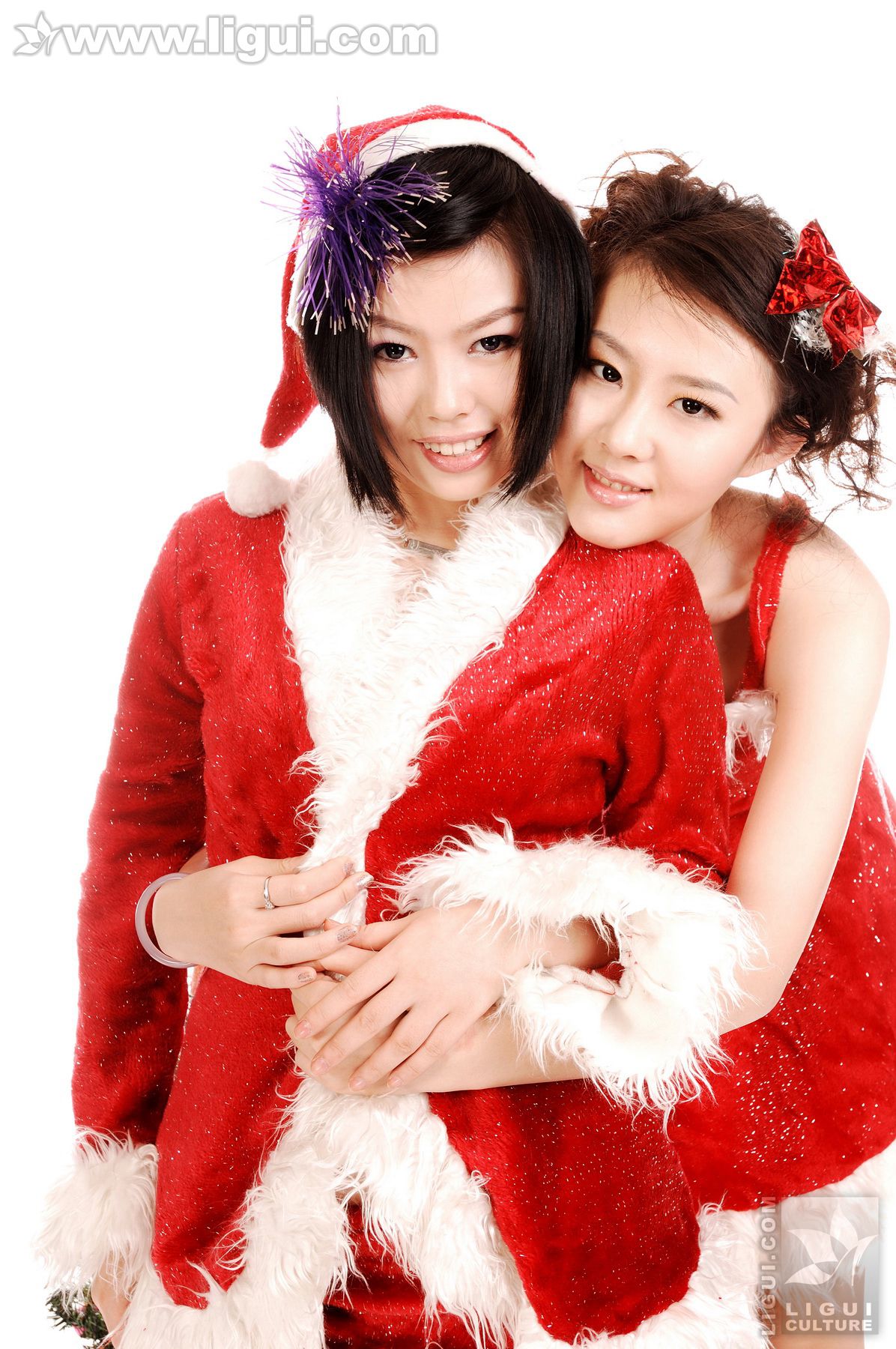 Model Muzi and Feifei “Christmas Girl Kissing With Beautiful Feet” [丽柜LiGui] Silk Foot Photo Pictures