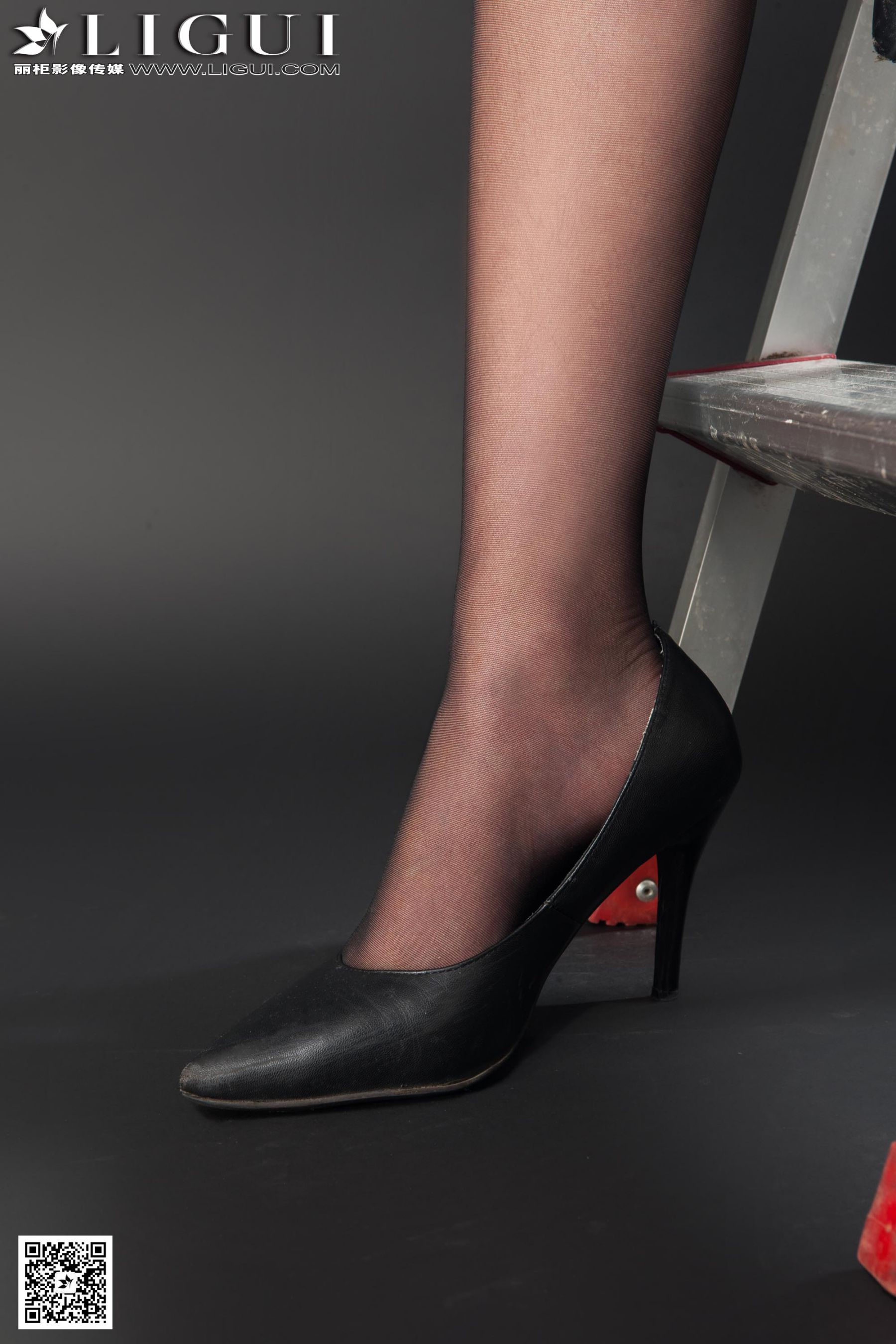 [柜 ligui] Model Ling Ling “black silk high heel” beautiful legs jade foot picture