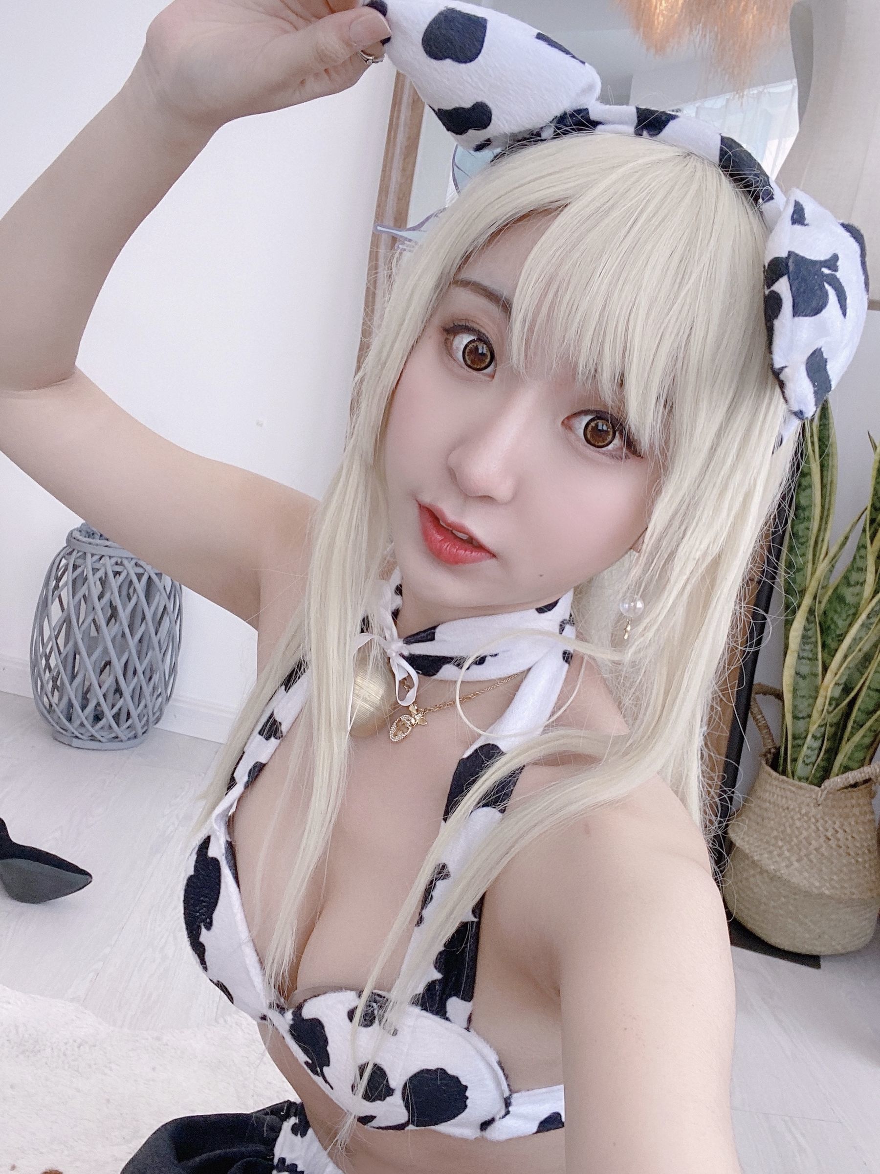 Popular COSER Kagawa “Xi Nai Cow” photo set
