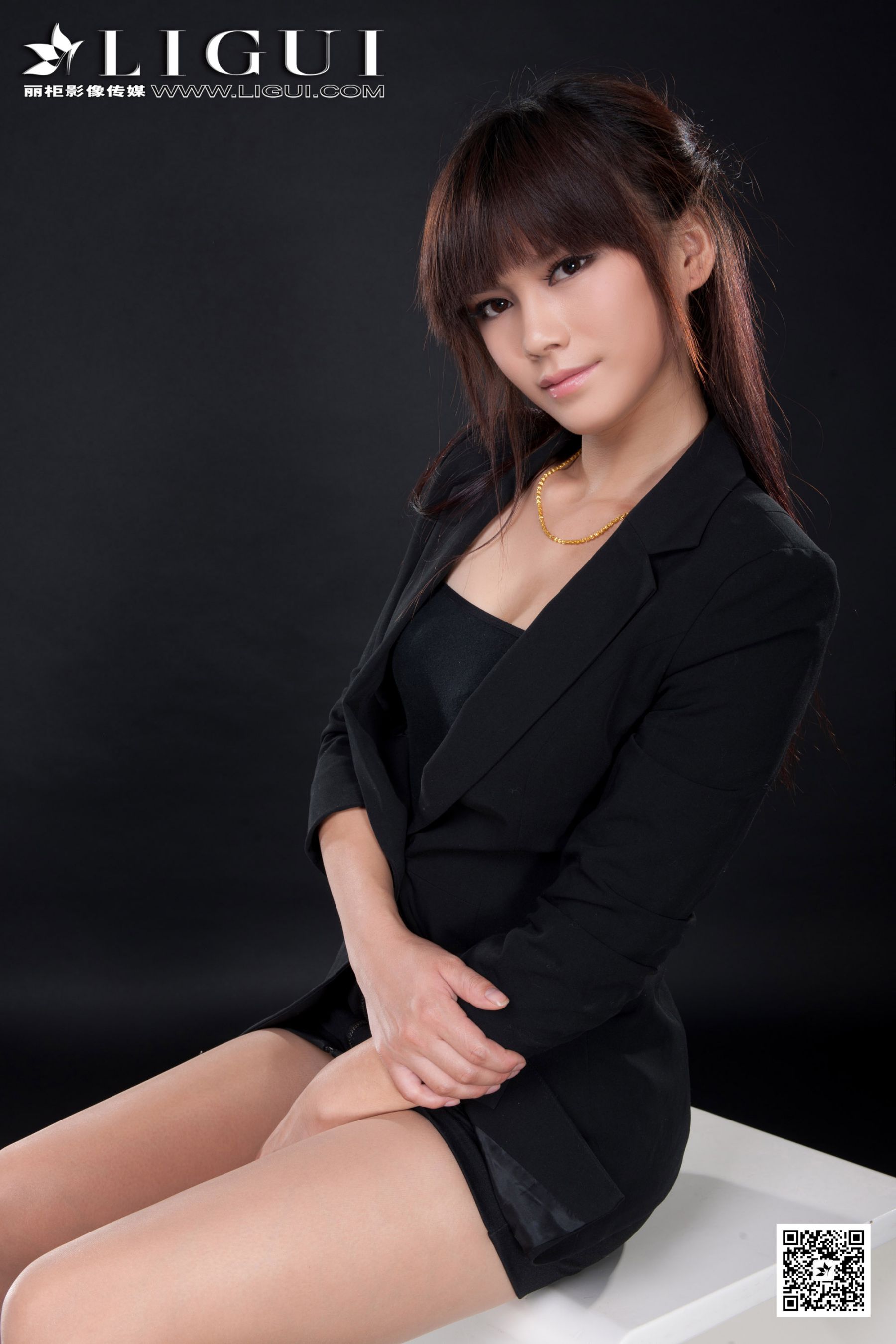 [丽柜贵足LiGui] Model Qingqing “Beauty in Professional Dress with Silk Feet and High Heels” beautiful legs and jade feet photo pictures
