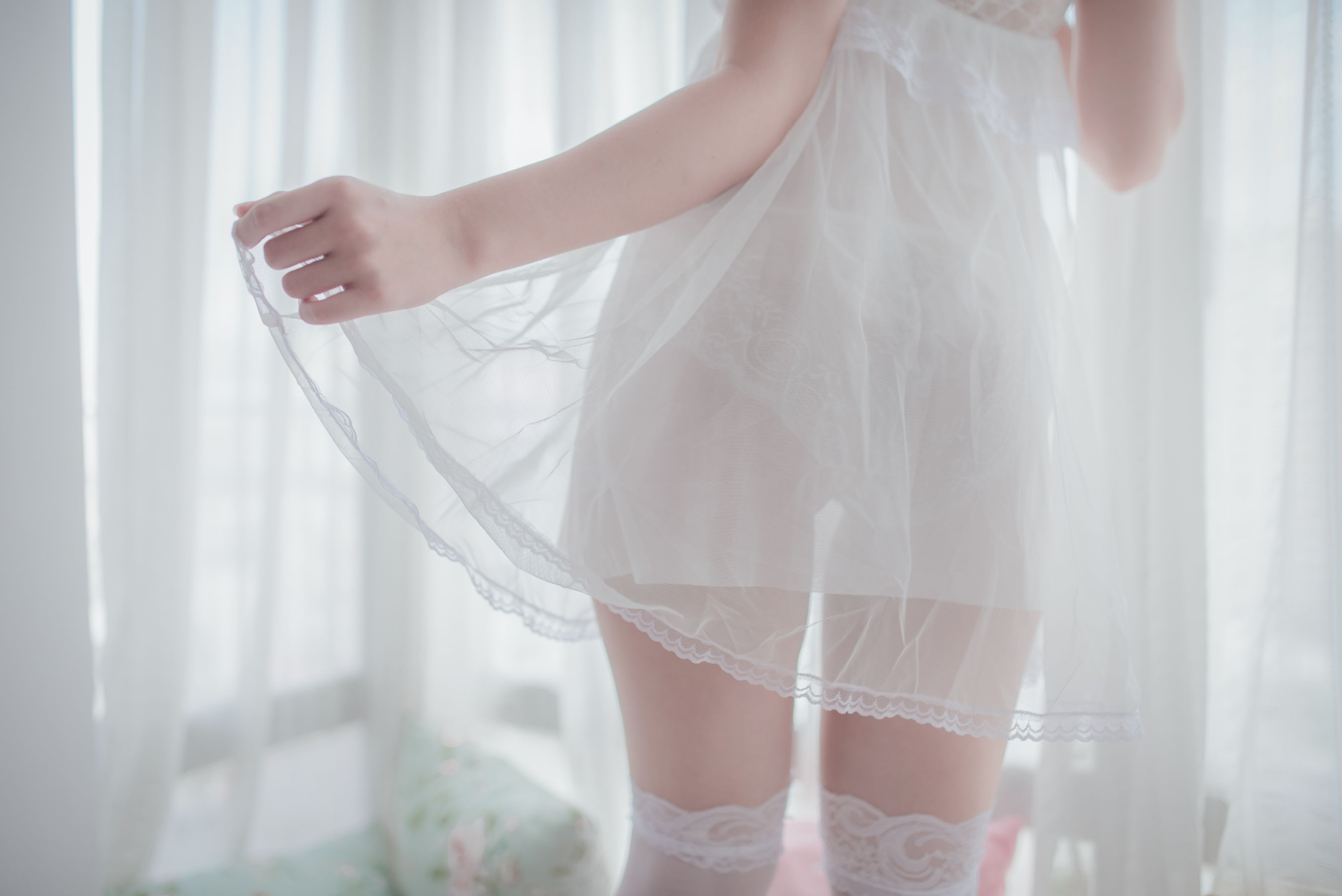 YOKO 夏 “White Silk Dress” [Loli COS] photo set